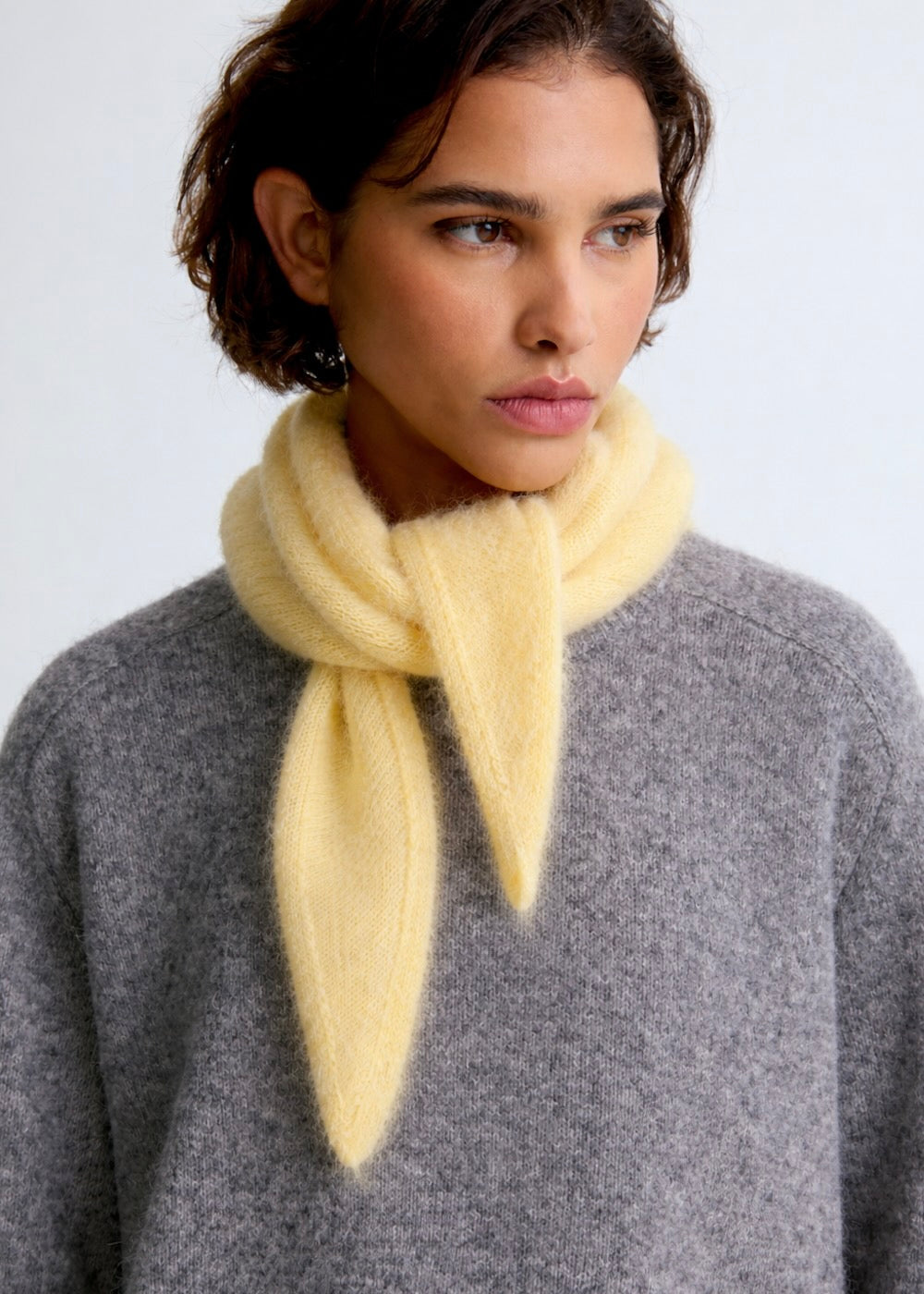 Écharpe triangle Jenna en mohair jaune clair Surprise - photo 1