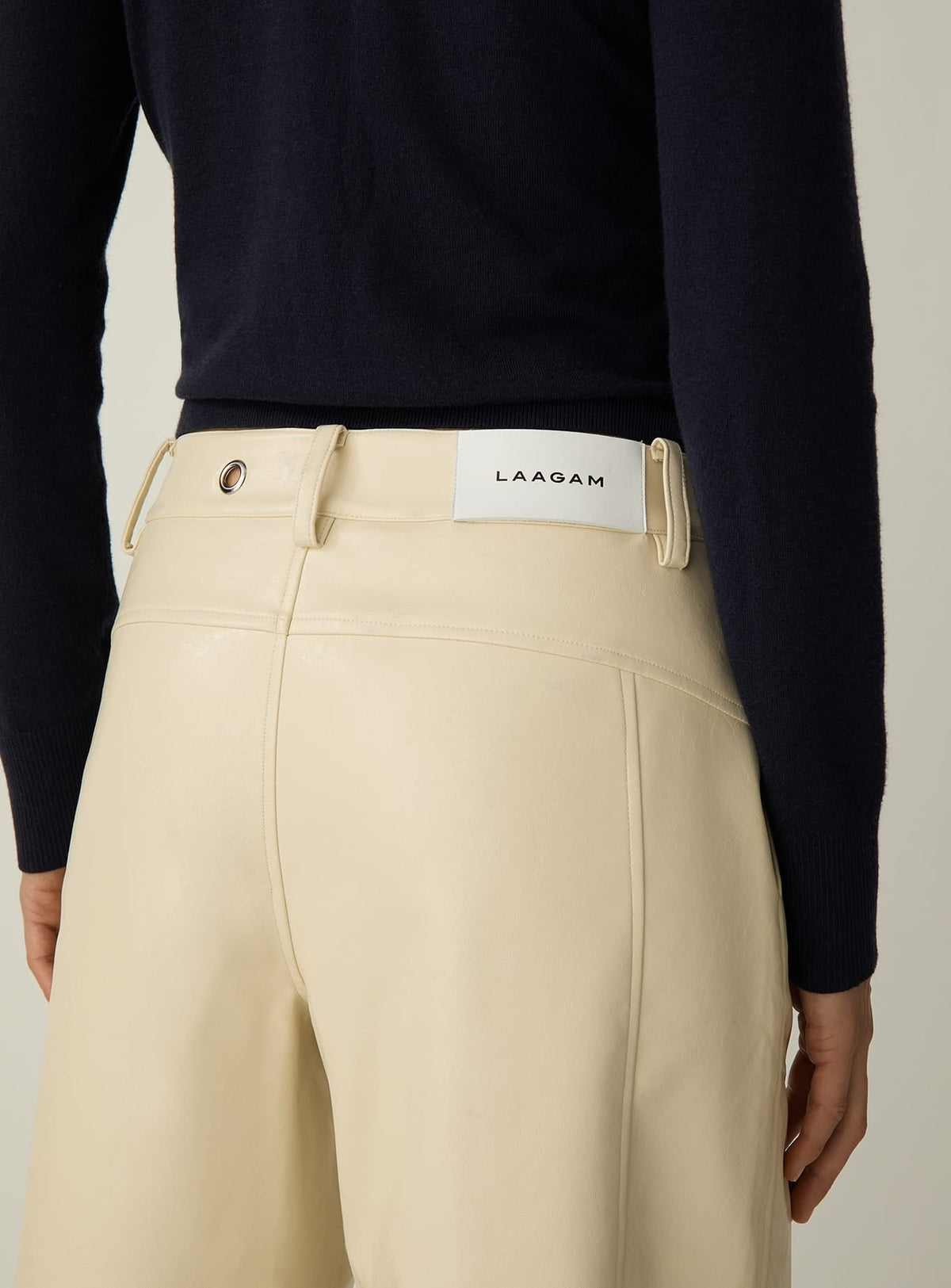 Pantalon barrel Noosa écru en simili cuir Laagam - photo 4