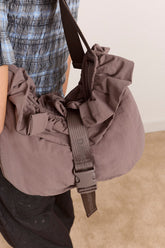 Détail du sac à boucle Atticus gris Damson Madder