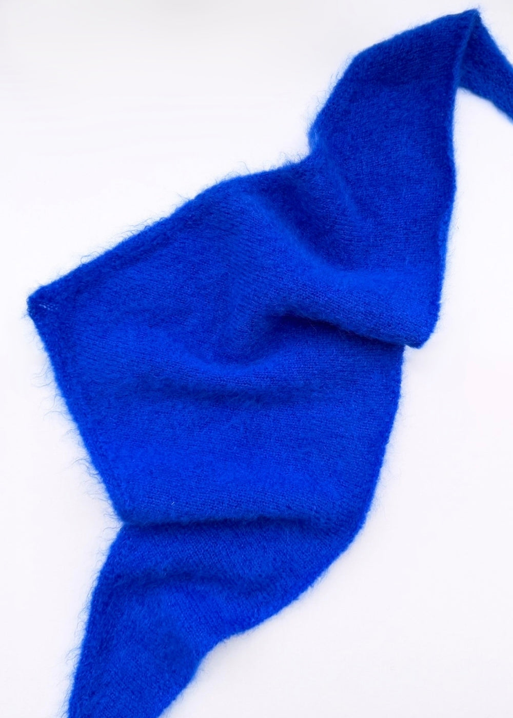 Écharpe triangle Jenna en mohair bleu électrique Surprise