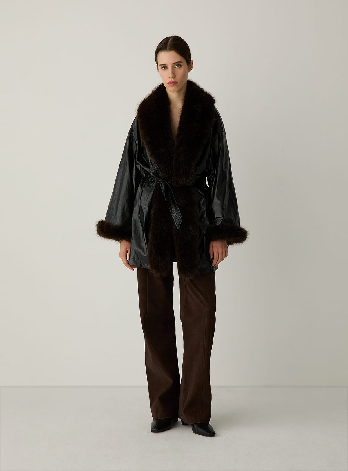 Manteau court Oriane noir Laagam porté – vue de face