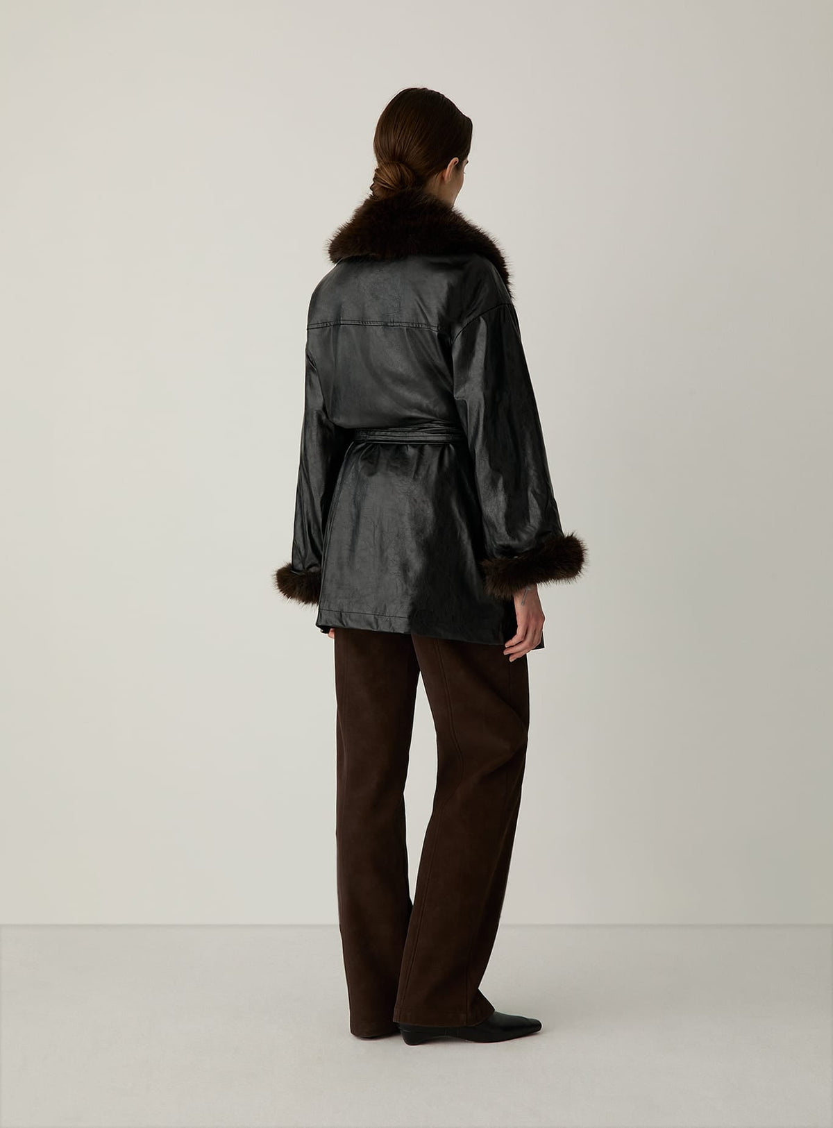Manteau court Oriane noir Laagam porté – autre vue