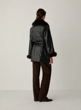 Manteau court Oriane noir Laagam porté – autre vue