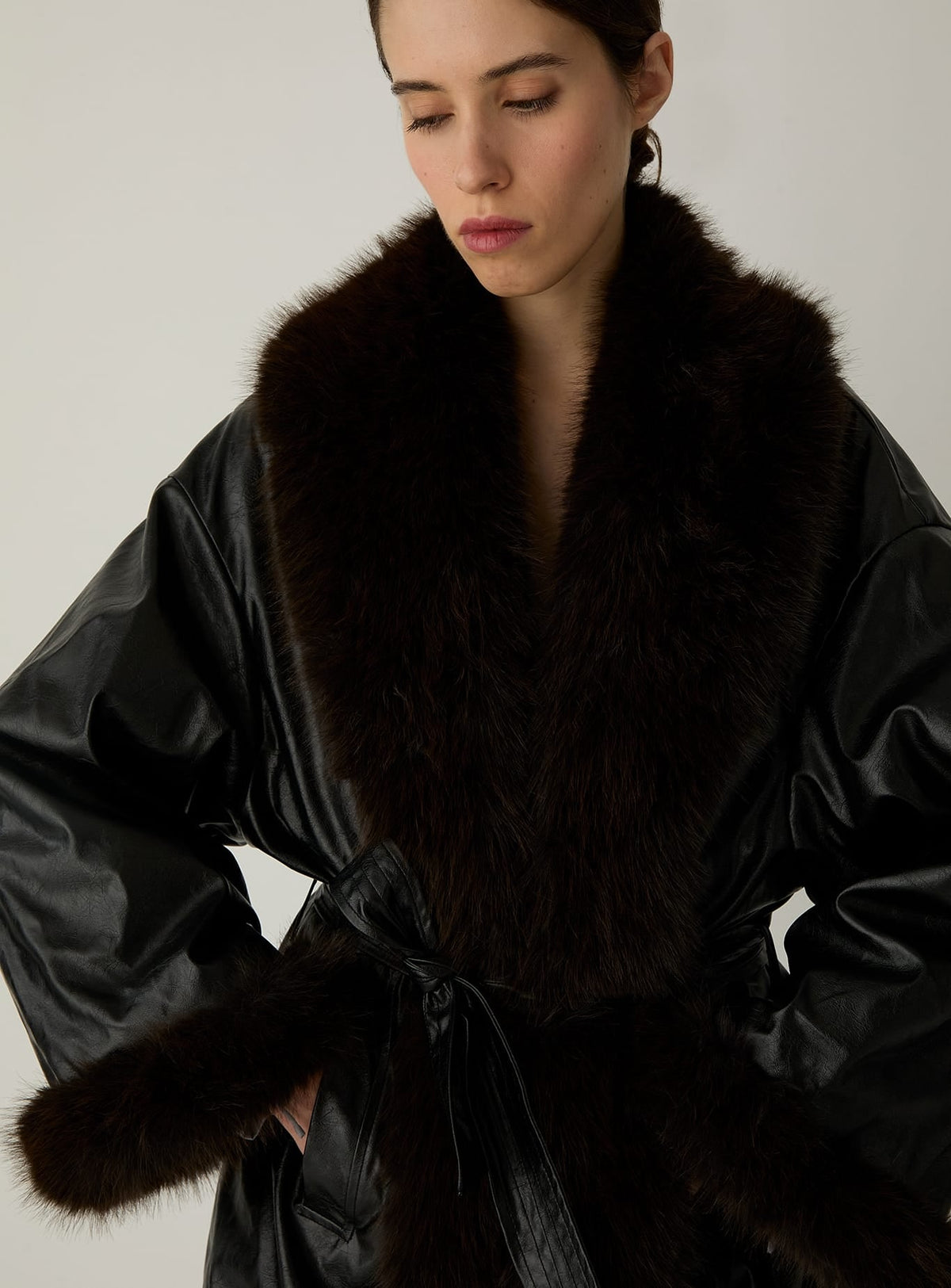 Manteau court Oriane noir Laagam porté