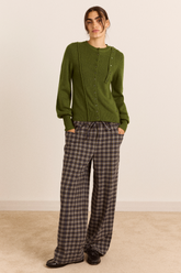 Pantalon Tomasina à carreaux Damson Madder porté avec un cardigan vert