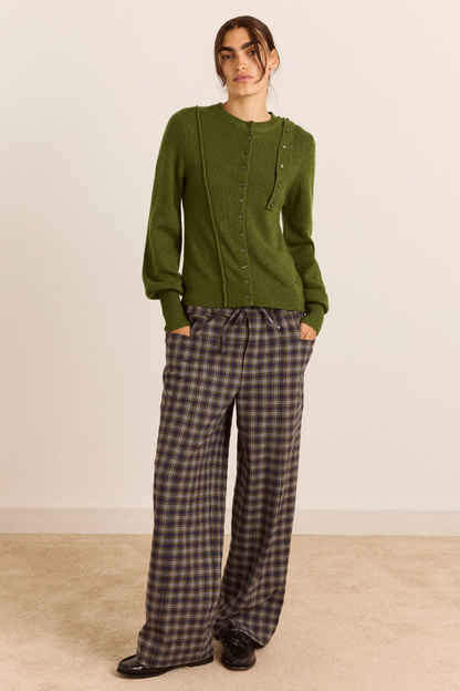 Pantalon Tomasina à carreaux Damson Madder porté avec un cardigan vert