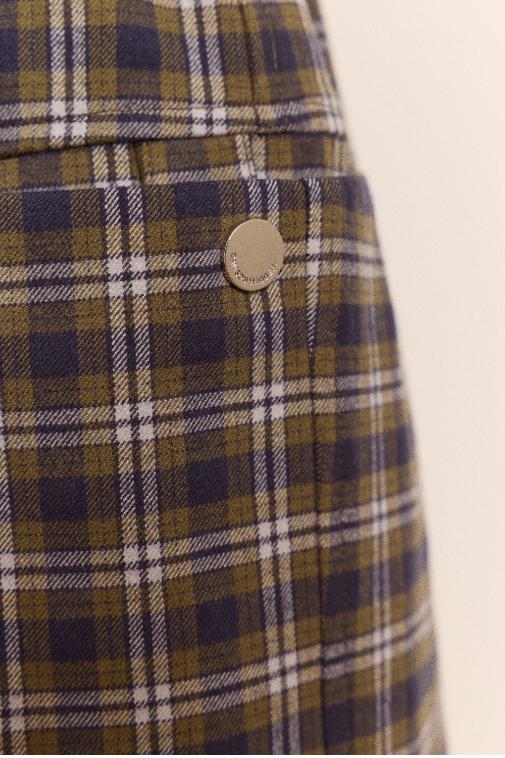 Détail de la poche et du bouton du pantalon Tomasina à carreaux