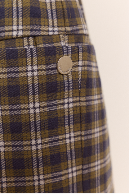 Détail de la poche et du bouton du pantalon Tomasina à carreaux
