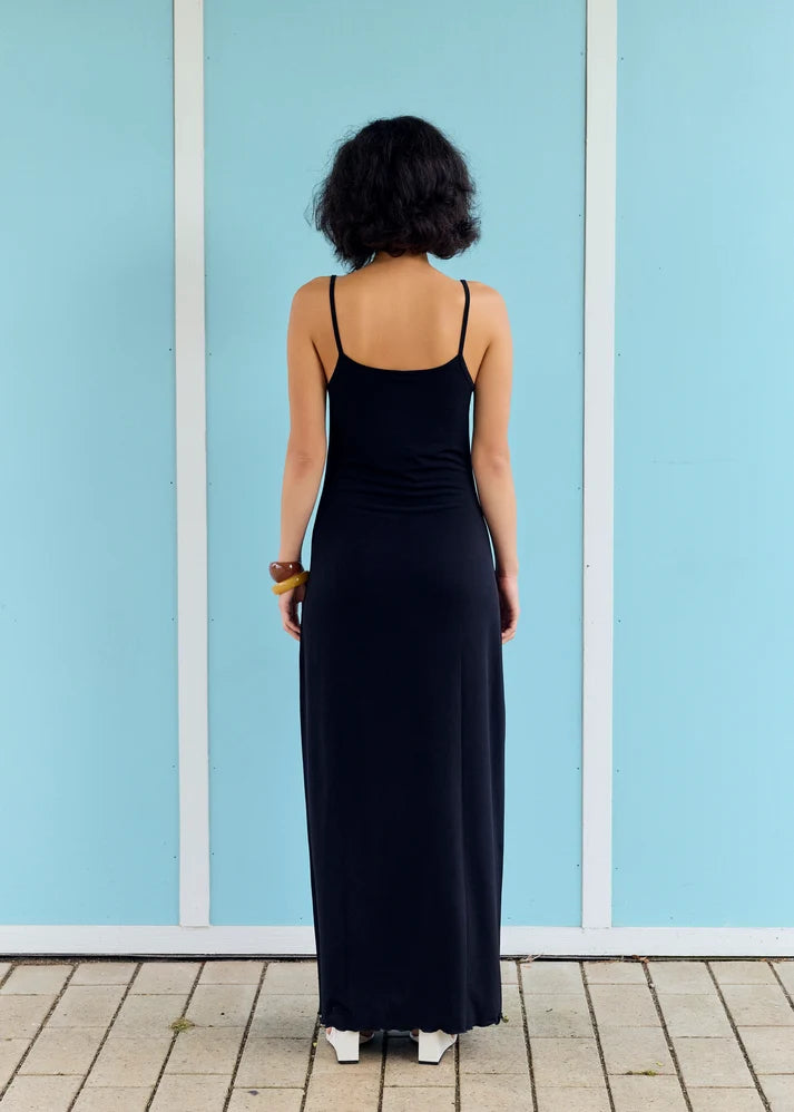 Robe Noire Nessa - RÉSUMÉ